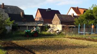 Eigenbau Schlepper beim Pflügen