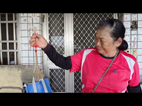 7旬許秋月製作槺榔掃帚半世紀　創新迷你版吊飾