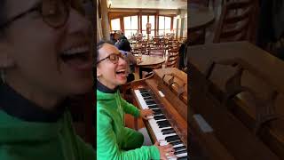 Me dejaron tocar el piano en un restaurant y la gente se emociona