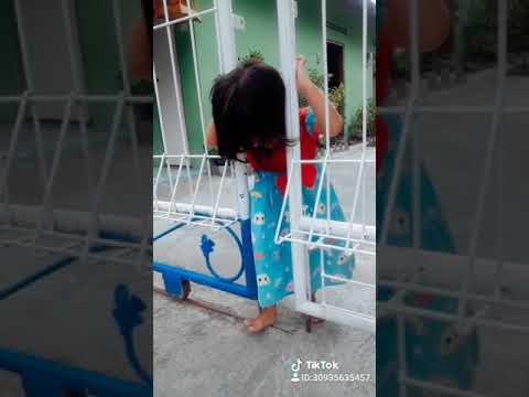 Anak kecil lucu kepala kejepit pintu