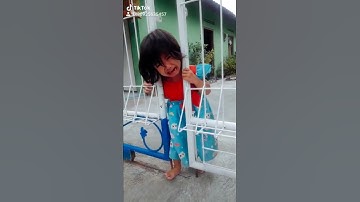 Thumbnail of Anak kecil lucu kepala kejepit pintu