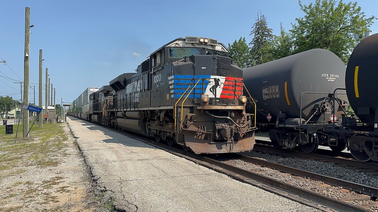 Norfolk Southern Train Meet With SD70ACe Leaders
