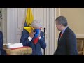 Con lágrimas Pekerman recibe bandera de Colombia por sus logros con la selección "cafetera"