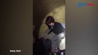 Download lagu Video Penyelamatan Wanita Budak Seks Leher Korban Diikat bak Binatang Video Penyelamatan Wanita Budak Seks Leher Korban Diikat bak Binatang