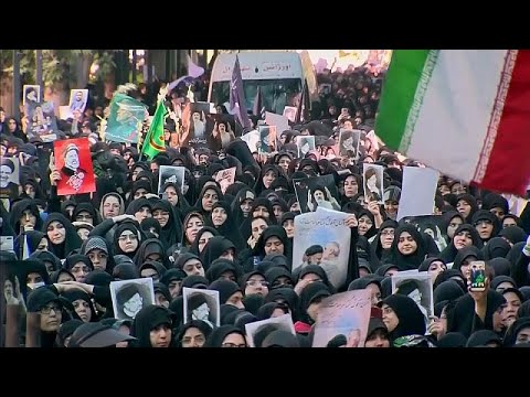 فيديو: خامنئي وهنية يتقدمون الحضور في جنازة الرئيس الإيراني الراحل