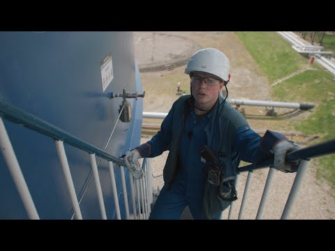 De operator controleert pijpleidingen bij Zeeland Refinery (reportage Onze Haven 2021)