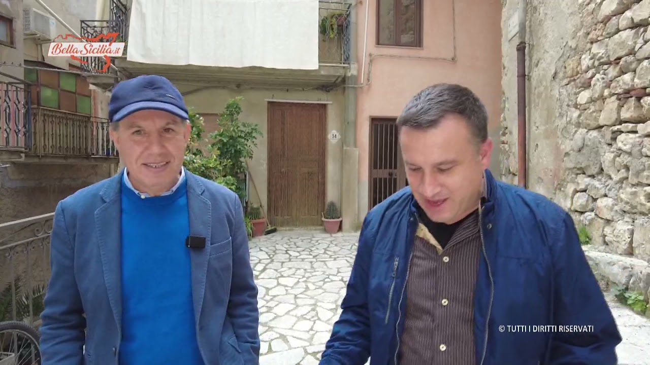 Passeggiata al centro storico di Longi arrivando all'interno del castello