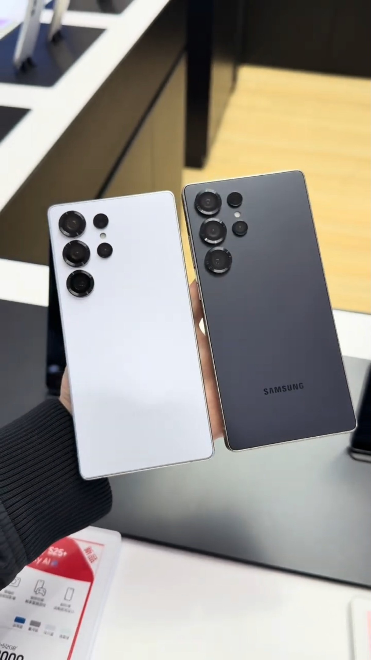 The classic black and white colors are back. Samsung S25Ultra. I love Samsung AI mobile phone. New
