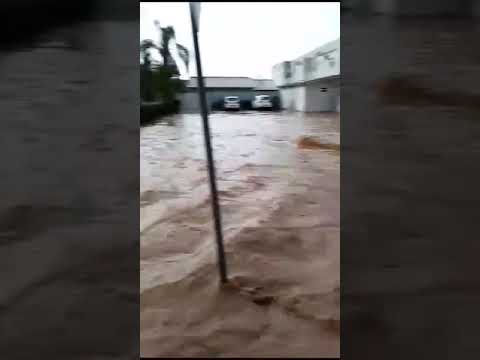 Hoje de tarde. Enxurrada forte registrada em Imbuia no Planalto Central de S.C.  #chuva #enchente