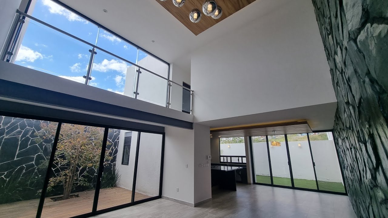 Casa en venta en Lomas de Juriquilla Querétaro con doble altura y roofgarden