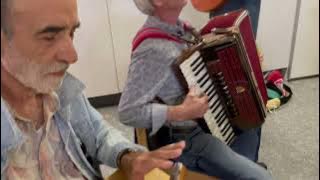 Die 89 jährige 'Franziska', ein Original aus Slowenien spielt 'Von Ort zu Ort'!