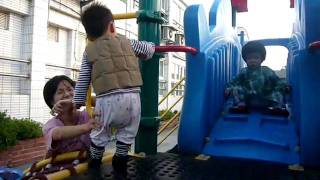 20091025 在港南國小玩遊戲器材