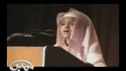 طفل يتلو من سورة يس