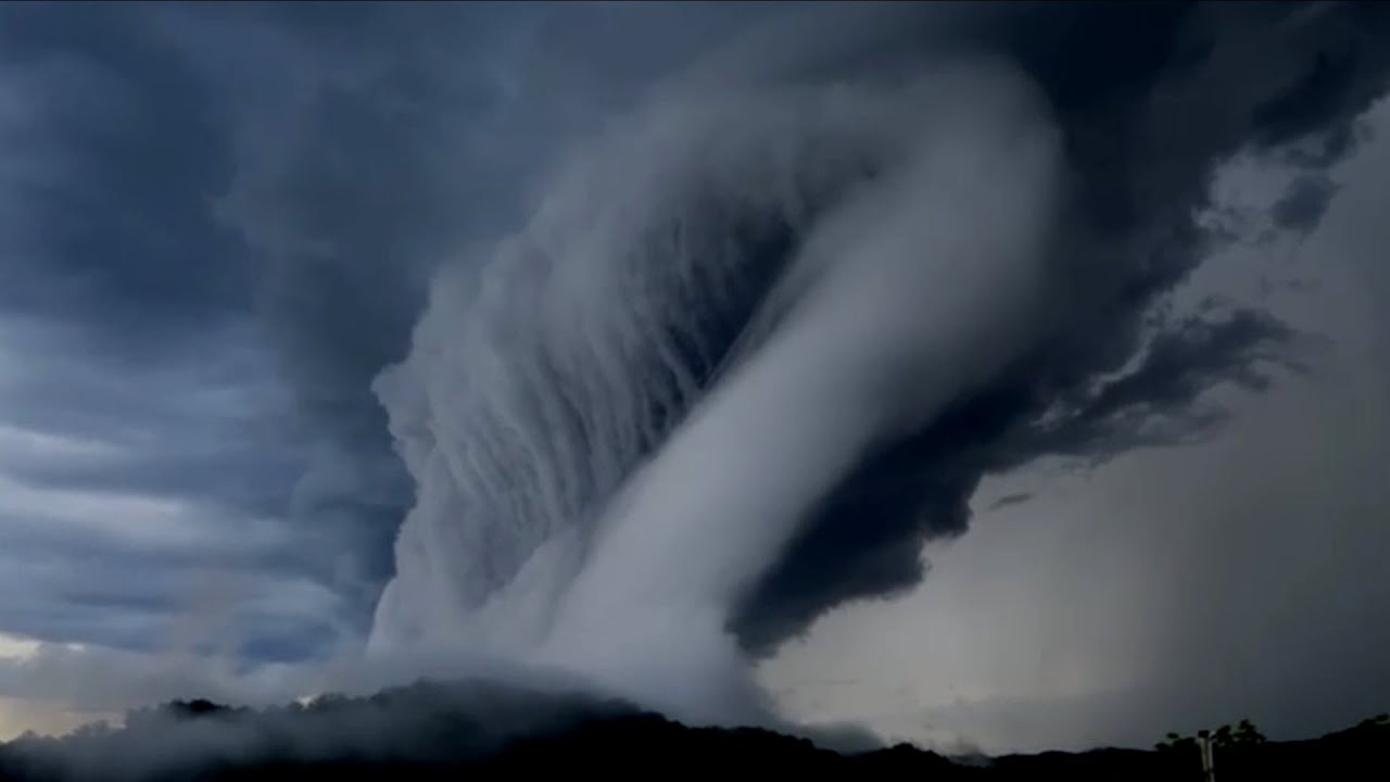 Incredible !! ⚠️ Scary dark clouds and terrible flash floods hits Oman desert