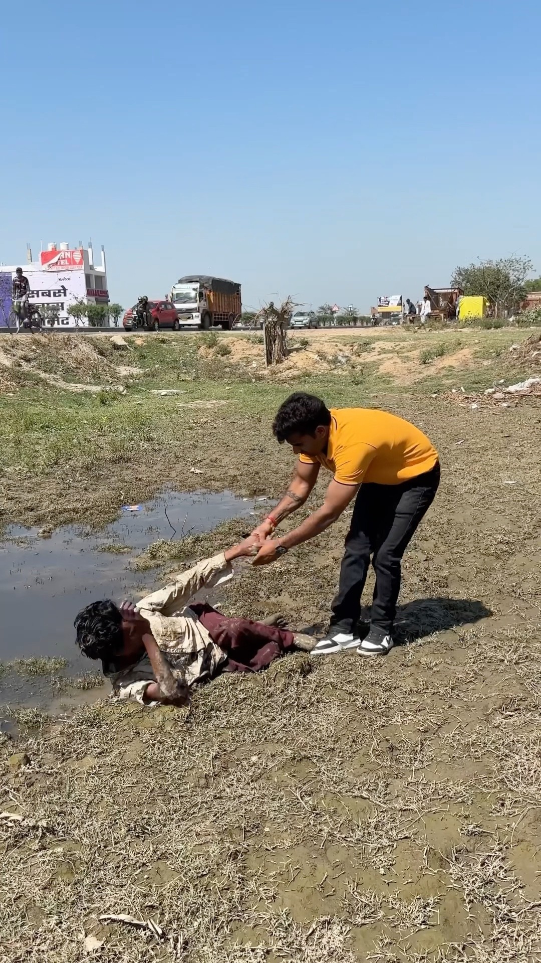 ?घर वालो ने घर से निकाल दिया??#humanity #respect #helping #trending #viralvideo #youtubeshorts ?