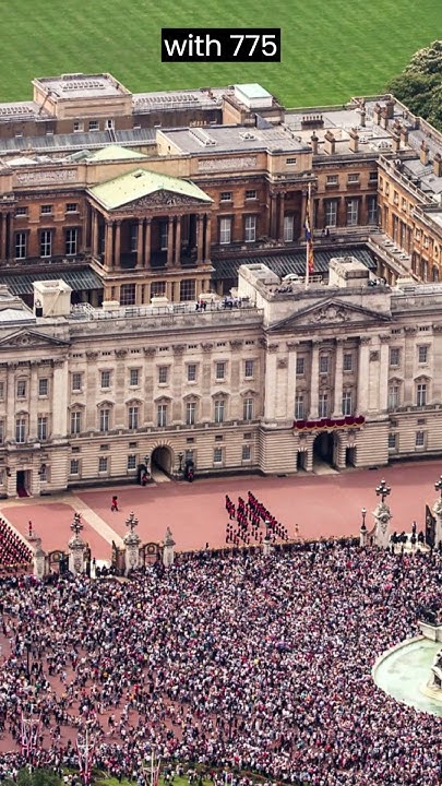 how-big-is-buckingham-palace-how-many-rooms-does-it-have-london-uk