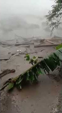 Banjir Lahar Semeru Hanyutkan Rumah Warga Sampai Hancur