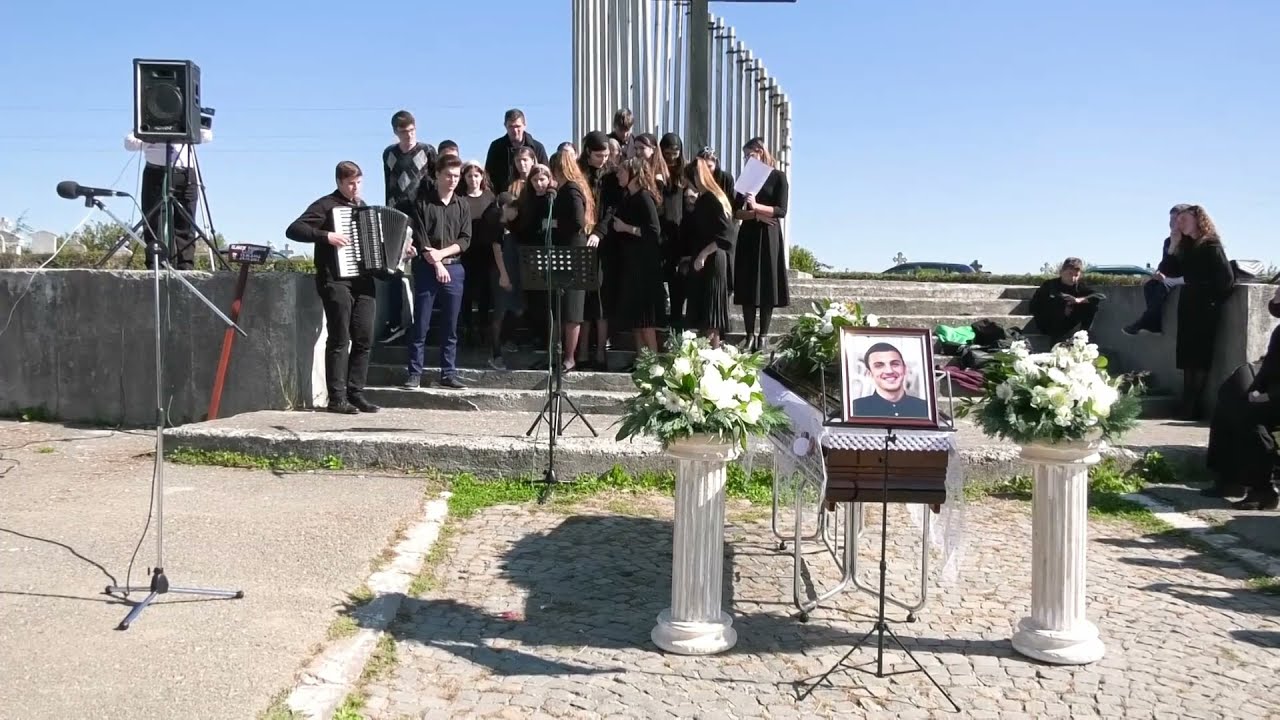 Marcos Luis Ilisoi   este langa TATICUL SAU  2021