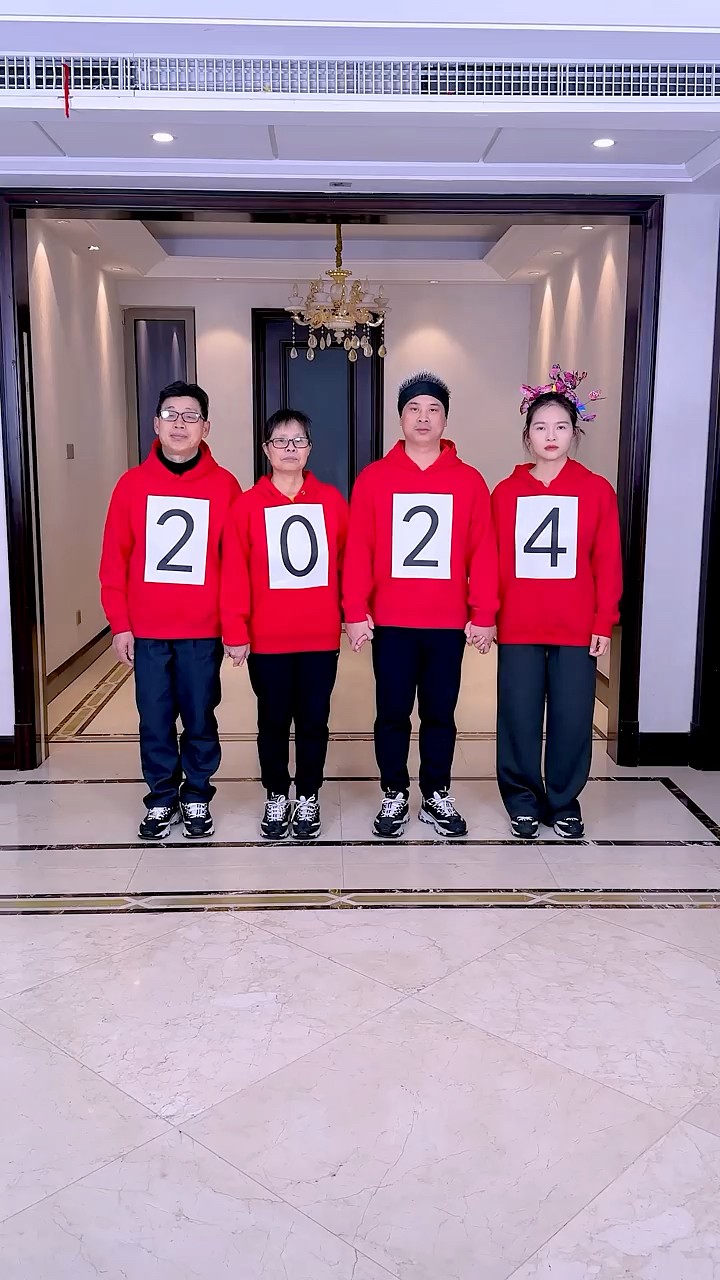 Goodbye 2024, Hello 2025, Happy New Year~#Funnyfamily #Partygames #Shorts #Challenge