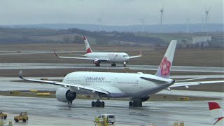 Action planespotting at Vienna Schwechat Airport on a wet day