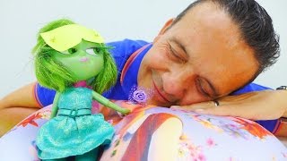 Vídeo para niñas. Juegos para niños. Una máscara para muñeca Meticulosa