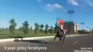 İşte Budur Türk Kizi9 Yaşındaki Azeri Kızının Türk Ve Azerbaycan Bayrağıyla Ata Binmesi