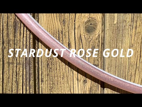 Dieses Video zeigt unser Polypro Hula Hoop Modell „Stardust Rose Gold“ als Nahaufnahme in Bewegung bei Sonnenlicht. Wir bieten die Varianten plane (unbehande...