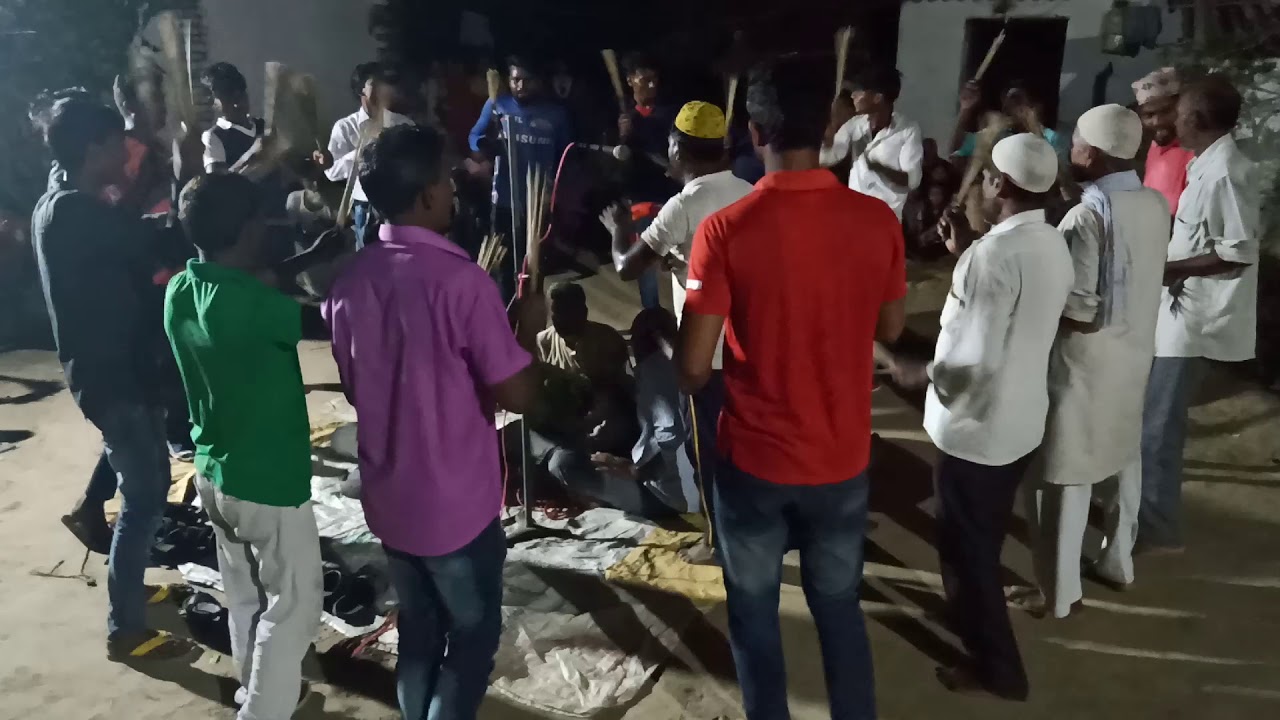 मोहर्रम के झारी खेलते हुए रामपुर महुअबरी के टीम