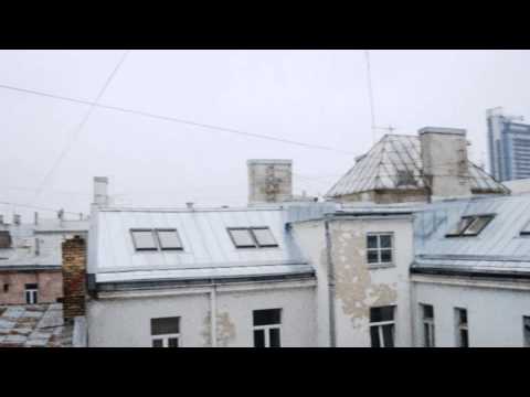 Video: Bruce - Praktický balkón Grilovací gril