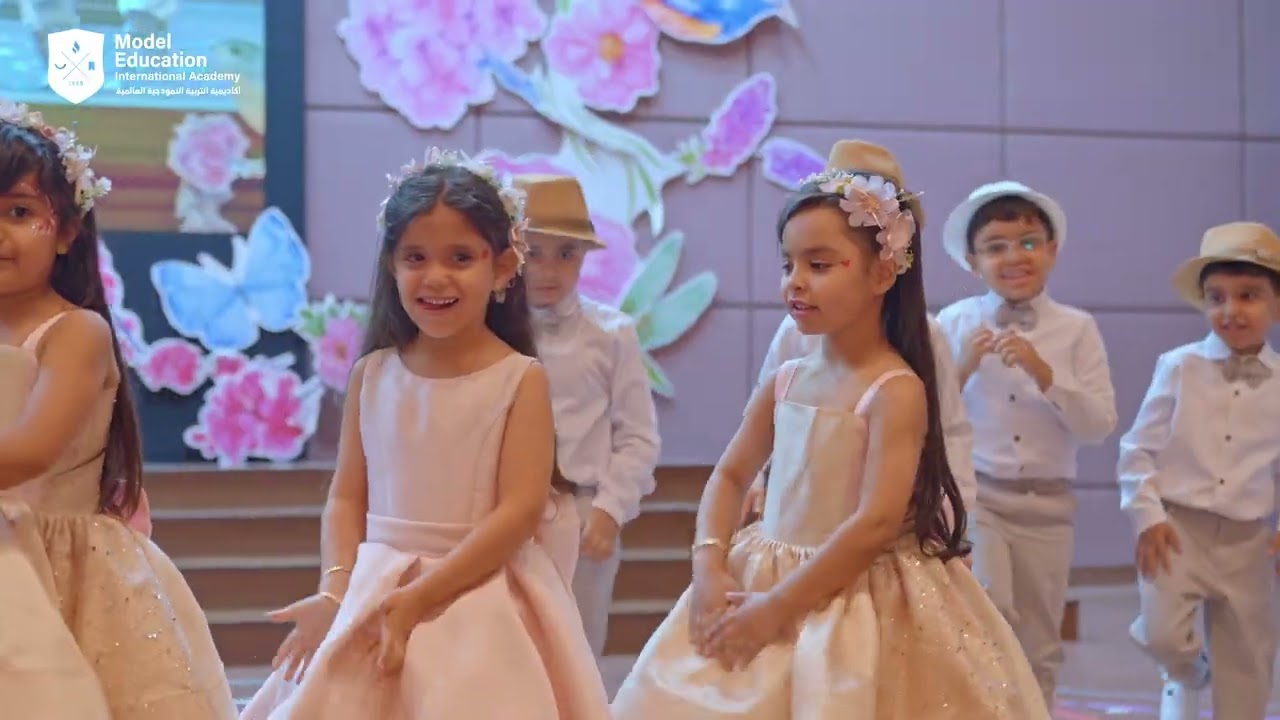 تخرج مرحلة رياض الأطفال ( مجمع النزهة التعليمي )