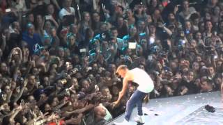 FUNNY FAIL! JUSTIN BIEBER drops his microphone. 30.03.13 - YouTube