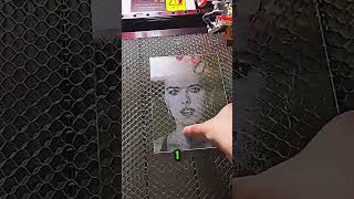 Il grave un visage sur du plexiglass avec une graveuse laser 🎨🔥