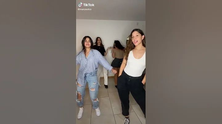 Casandra Ascencio, Marisol Corts y su novia bailando