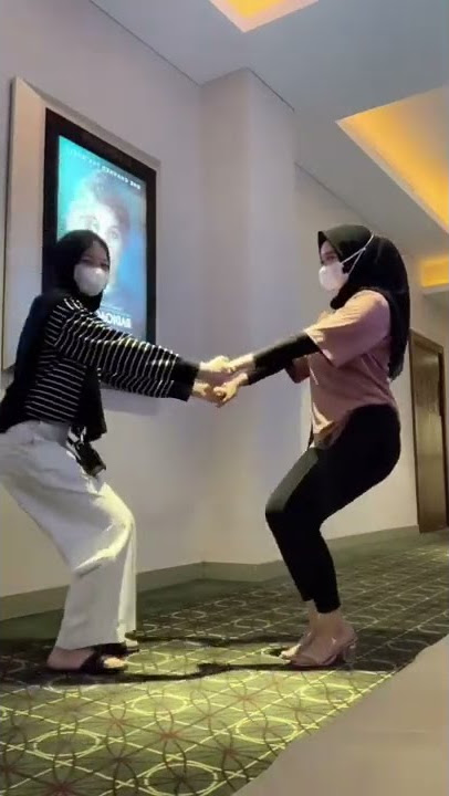 celana hitam jangan sampai lolos 😍