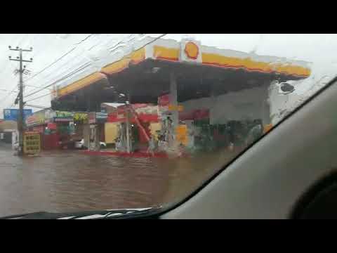 Forte chuva provoca alagamento no João Paulo