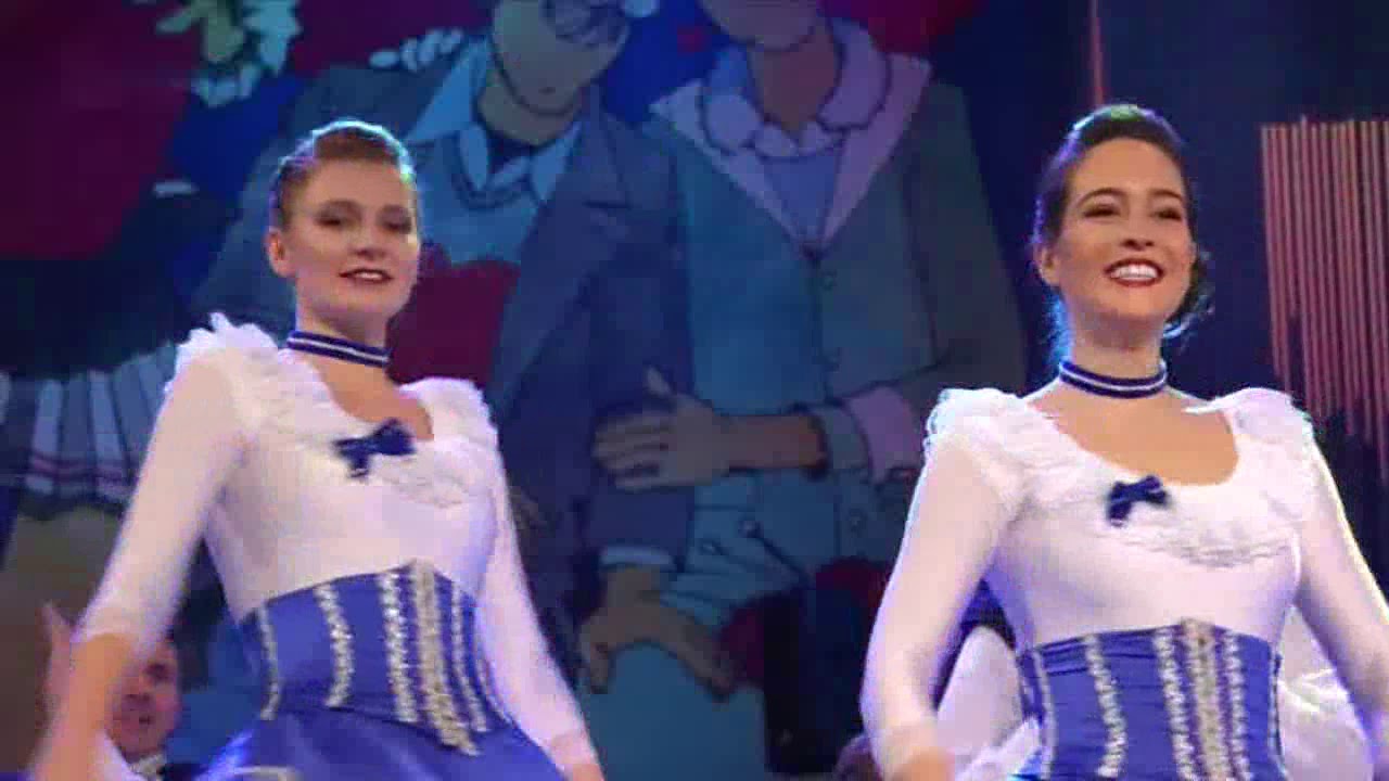 Tanzchor der Kölner Rheinveilchen bei der Mädchensitzung 2020