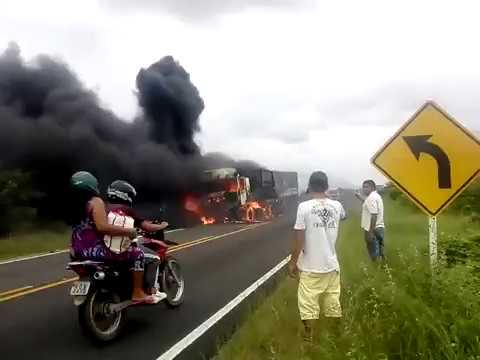 [VÍDEO] CARRETA INCENDIADA NA BR-405 PROXIMIDADES DA MALHADA VERMELHA/SEVERIANO MELO/RN