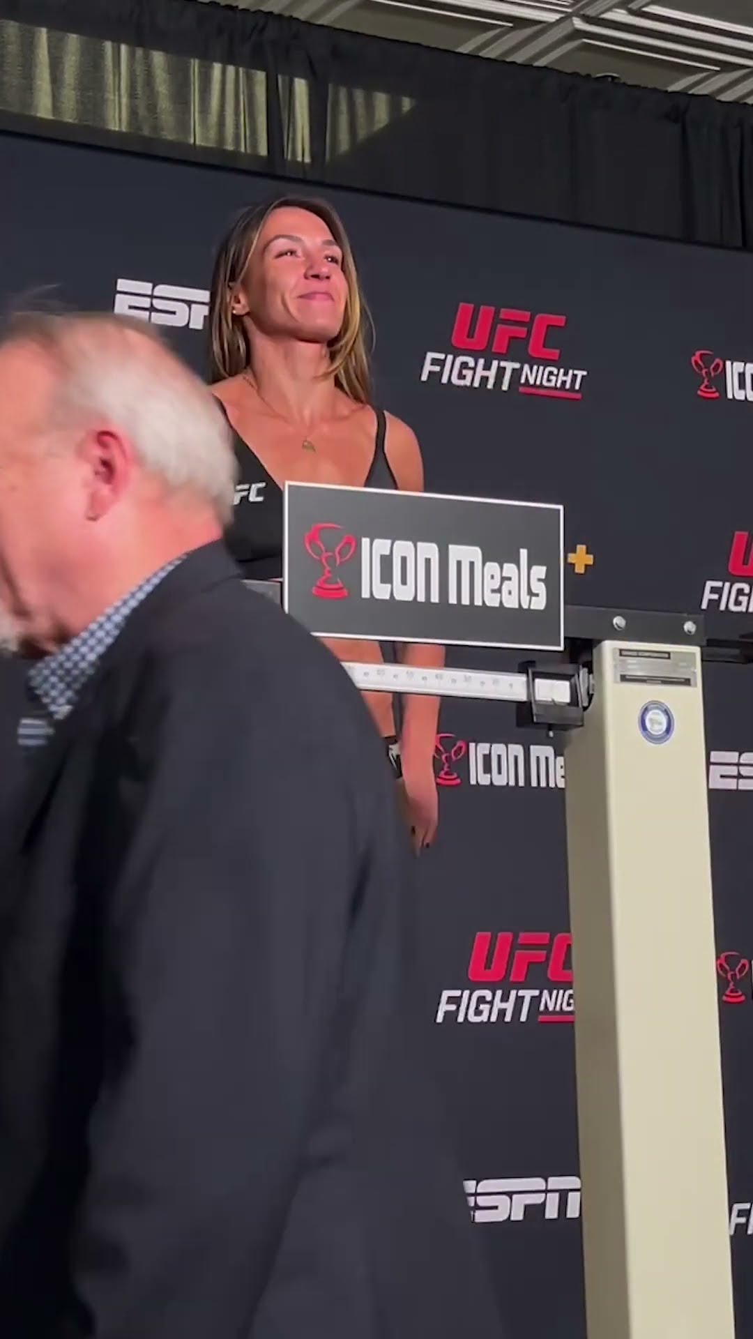 Amanda Ribas makes weight! ? #ufcvegas101