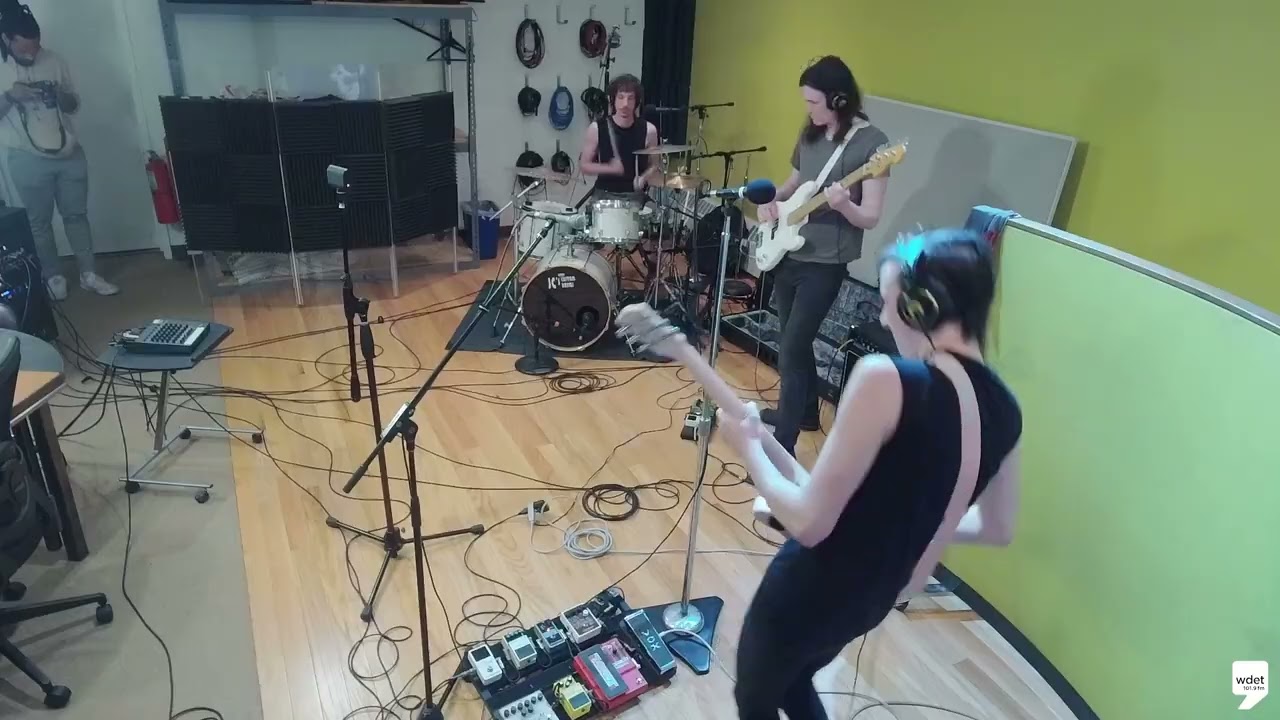 Ver The Idiot Kids - Bedside | Live on WDET en YouTube Ver The Idiot Kids - Bedside | Live on WDET en YouTube