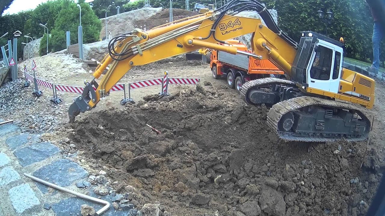 Liebherr 944 with a ripper THS / Premacon - YouTube