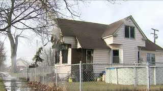 Firefighter hurt rescuing 21-year-old woman from burning Detroit home