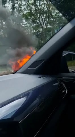 Carro pega fogo na Floriano Rodrigues Pinheiro em Campos do Jordão