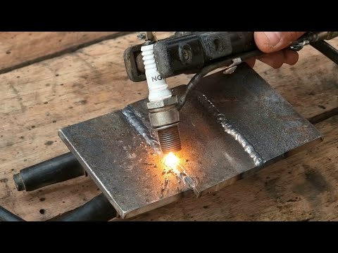 Видео: Удивительная техника сварки с использованием свечи зажигания