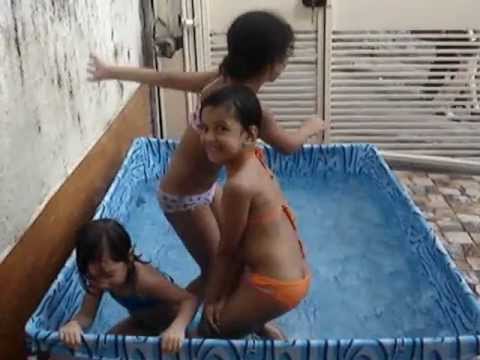 Priminhas dançando Gangnam Style na piscina
