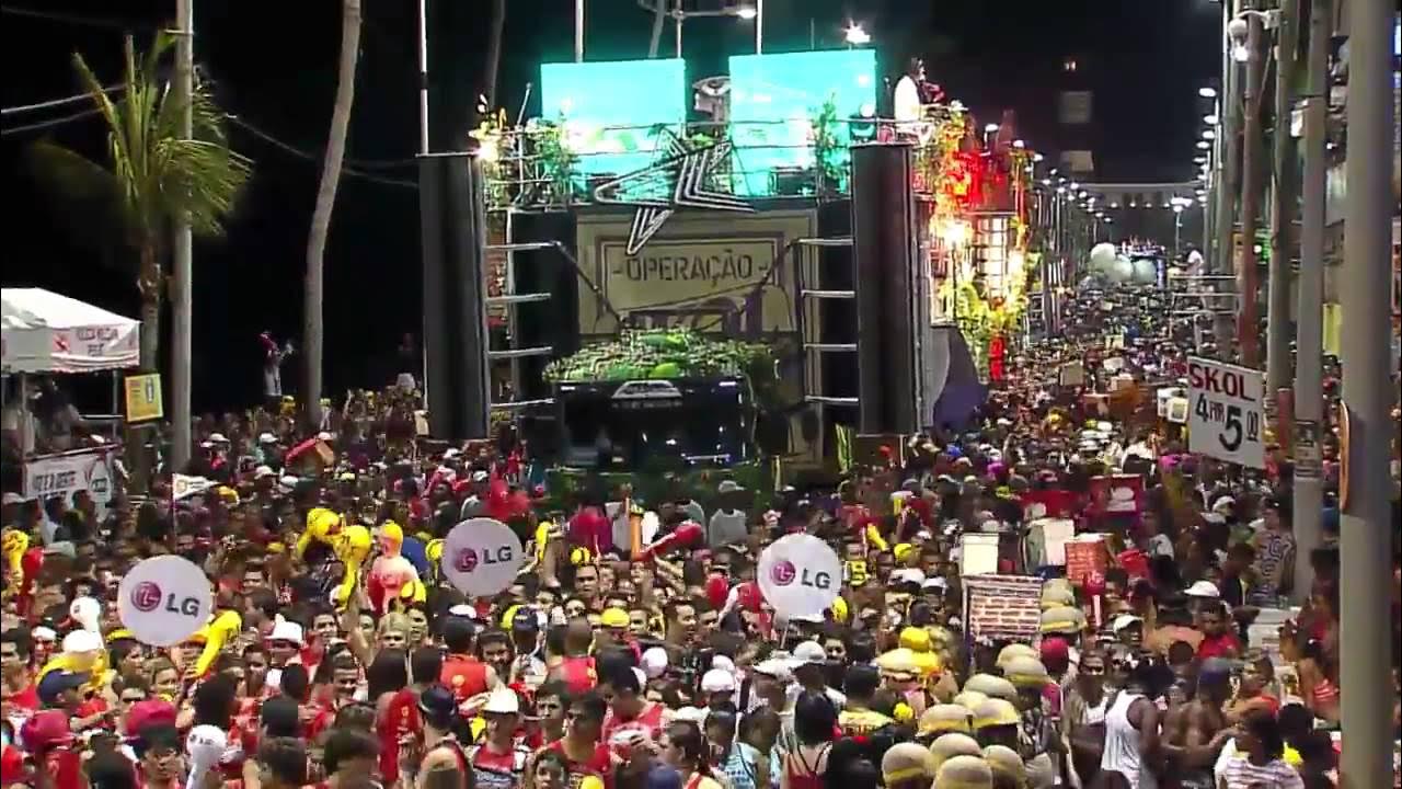 Bahia 2011 Claudia Leitte 'incendeia' foliões e joga água no público Carnaval Carnaval 2011 Bahia 2011 Claudia Leitte 'incendeia' foliões e joga água no público Carnaval Carnaval 2011