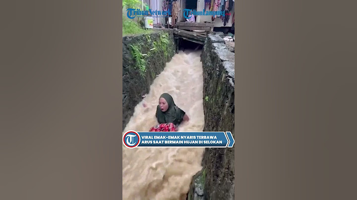 Viral Emak-emak Nyaris Terbawa Arus Saat Bermain Hujan di Selokan