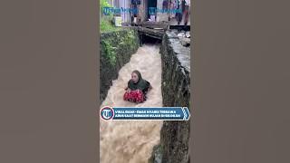 Viral Emak-emak Nyaris Terbawa Arus Saat Bermain Hujan di Selokan