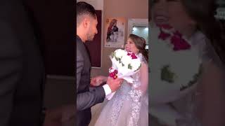 العريس مبهور بعروستو مش عاوز يسيب أيدها من رقة العروسة وجمالها
