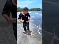 Ayah lari lari dikejar ombak.
