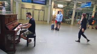 Playing Nuvole Bianche In a Train Station /// Andrei Piano Resimi